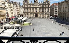Vue Place Des Terreaux-4 Voyageurs